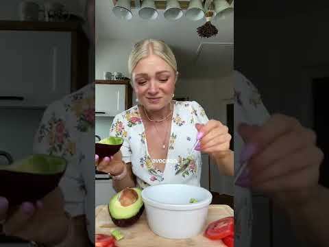 #healthylunch idea: easy TOMATO MOZZARELLA sandwich 🥪