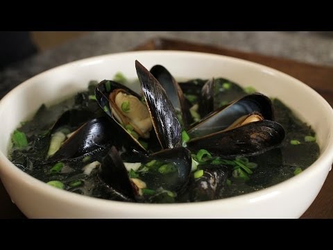 Seaweed Soup with Mussels (Honghap Miyeokguk: 홍합미역국)