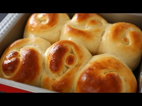 Bread rolls or dinner rolls (Roll-ppang: 롤빵)